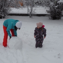 Za vydatné podory dětí se staví sněhulák
