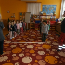 Méďa zdravotník na hřišti