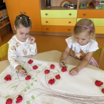 Koulelo se, koulelo, červené jablíčko