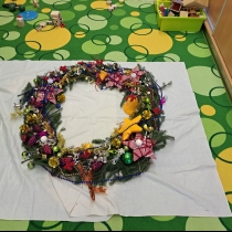 U vánočního stromku